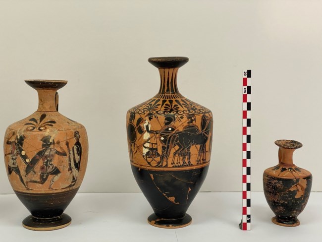 Αποθέτης-του-υστεροαρχαϊκού-ναού-της-Αμαρυσίας-Αρτέμιδος-στην-Αμάρυνθο_τρία-αγγεία-της-ανασκαφής-του-έτους-2020-1
