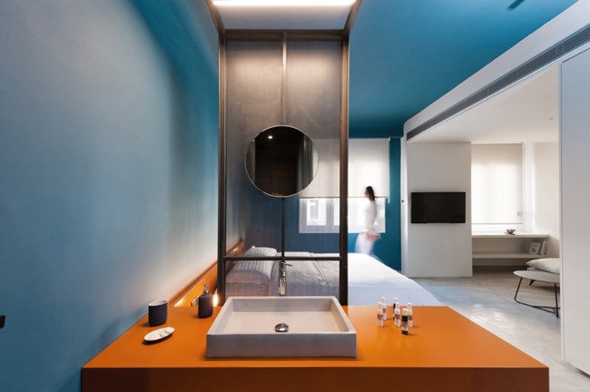 Ένα σύγχρονο διαμέρισμα με έντονα χρώματα στην οδό Βουλής - Σε μεταπολεμική πολυκατοικία