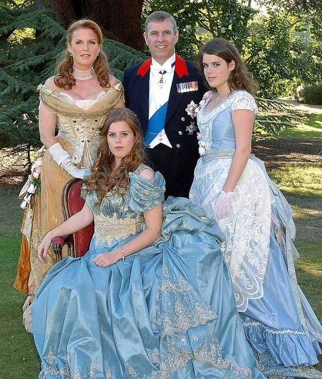 Νέες αποκαλύψεις: O πρίγκιπας Αντριου έστελνε στον Επσταϊν φωτογραφίες με τις κόρες του