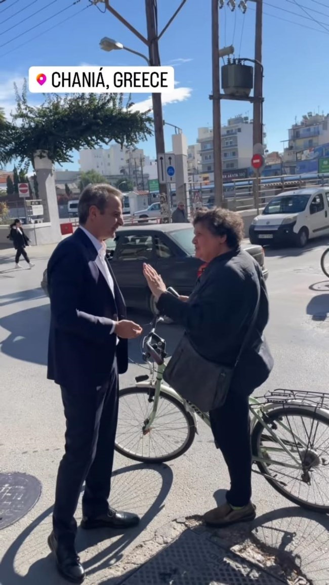 Η βόλτα του Μητσοτάκη στα Χανιά και η συνάντησή του με ποδηλάτισσα - Η συμβουλή που της έδωσε [εικόνες]