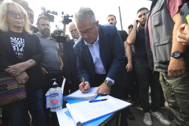 "Είμαστε μαζί σου": Το ιδιόχειρο σημείωμα του Κουτσούμπα στον απεργό πείνας Πάνο Ρούτσι [εικόνες]