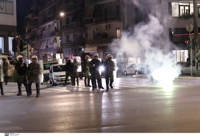 Η στιγμή που ΜΑΤατζής σε έξαλλη κατάσταση χτυπάει κοπέλα - Προσπαθεί να τον συγκρατήσει συνάδελφός του [βίντεο]