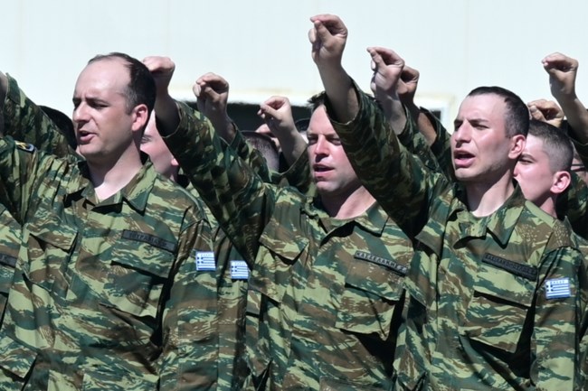 Θήβα: Ορκίστηκε στρατιώτης ο Στέφανος Κασσελάκης - Κλείνει τα 36 και έχει κανονίσει έξοδο σε ψαροταβέρνα [εικόνες - βίντεο]
