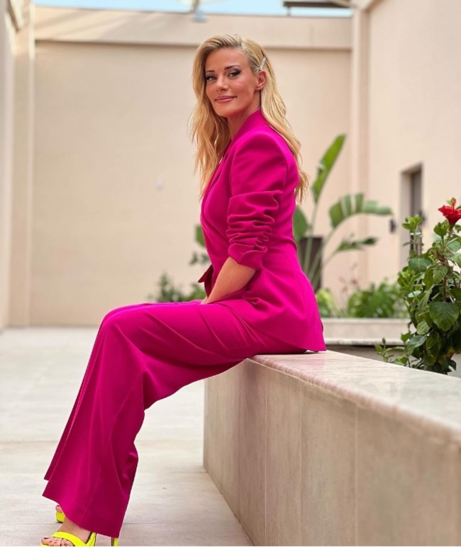 Girly chic η Ζέτα Μακρυπούλια: Ο απροσδόκητος συνδυασμός με κοστούμι και πέδιλα και το blazer που φόρεσε χωρίς τόπ