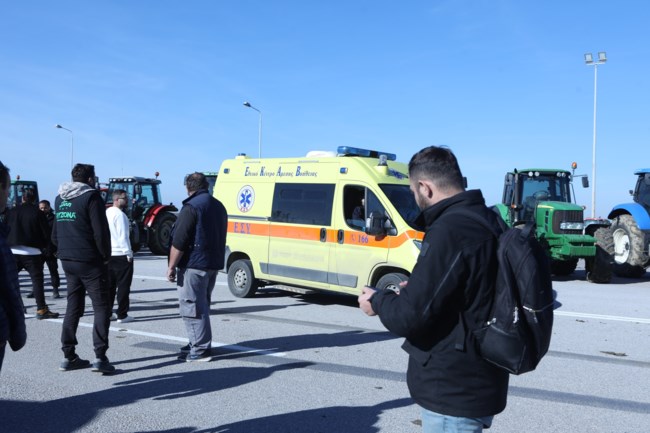 Έκλεισαν την Εθνική στα Μάλγαρα οι αγρότες - Επεισόδιο με ΙΧ που έπεσε πάνω σε τρακτέρ [βίντεο]