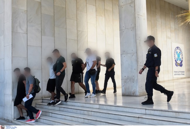 Νέα Φιλαδέλφεια: Στον εισαγγελέα έξι οπαδοί της ΑΕΚ που επιτέθηκαν με πέτρες σε αστυνομικούς - Ανήλικος ο ένας