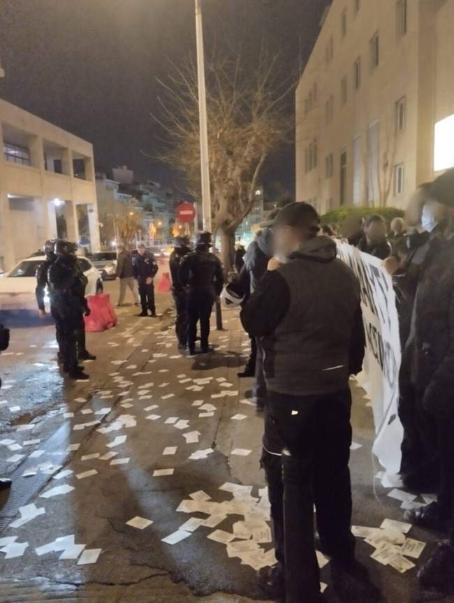Πανό και τρικάκια του "Ρουβίκωνα" στο νοσοκομείο "Άγιος Σάββας" - 30 προσαγωγές από την Αστυνομία