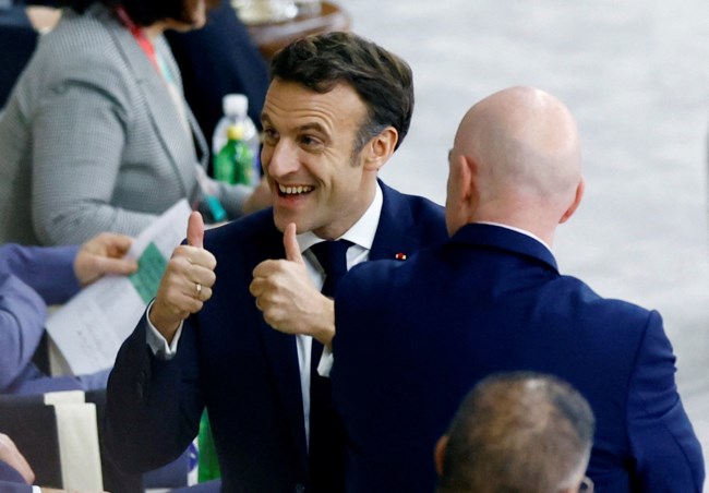 Mουντιάλ 2022: Έξαλλοι πανηγυρισμοί του Μακρόν για την πρόκριση της Γαλλίας - Πήγε και στα αποδυτήρια