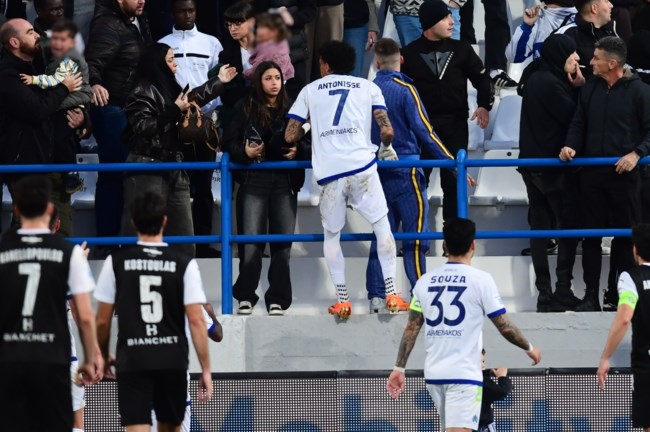 Χάος στη Νίκαια, μεγάλη ένταση στο Κηφισιά - ΟΦΗ: Παιδιά στις εξέδρες έβαλαν τα κλάματα [εικόνες]