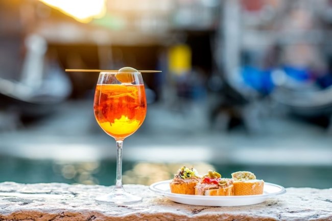 Γιατί ανοίγουν τόσα πολλά wine bars και spritzερίες στην Αθήνα
