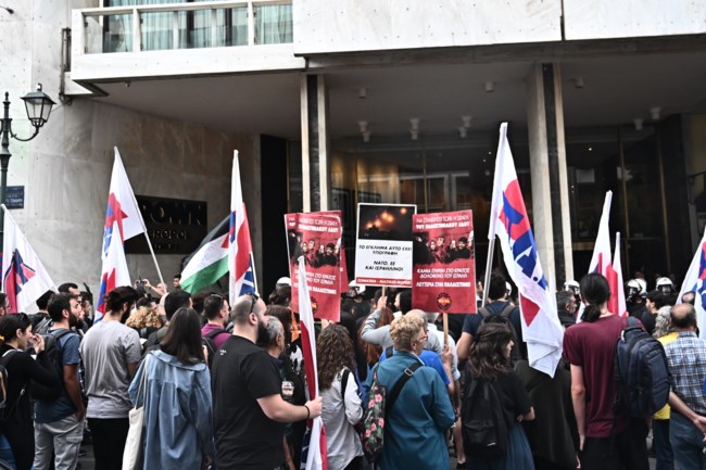 Ομόνοια: Μπογιές στο ξενοδοχείο που φιλοξενεί συνέδριο για "την ενίσχυση της συνεργασίας Ελλάδας – Ισραήλ" [εικόνες]