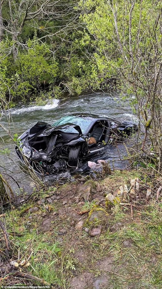Τραγικό τέλος για ζευγάρι Βρετανών σε διακοπές στην Ισπανία: Έπεσαν με την αξίας μισού εκατ. ευρώ Ferrari τους σε ποτάμι