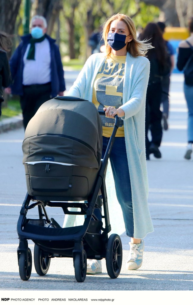 Τζένη Μπαλατσινού: Βόλτα με τον γιο της με athleisure look - Η γαλάζια μάξι ζακέτα