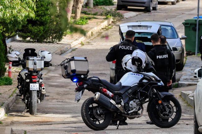 Έγκλημα στη Γλυφάδα: "Το περιμέναμε, είχαν προβλήματα", λένε οι γείτονες - "Δεν μιλούσε με τον κόσμο, ήταν εσωστρεφής"