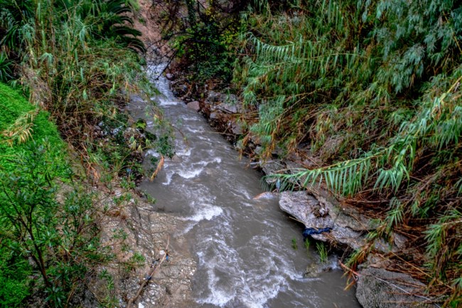 Κακοκαιρία: Εκκενώθηκαν τρία σπίτια στον Άγιο Δημήτριο - Συναγερμός για το ρέμα της Πικροδάφνης που φούσκωσε