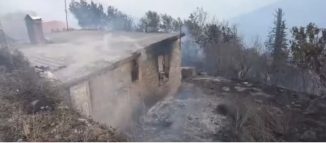 Ορεινή Κορινθία: Μεγάλη αναζωπύρωση της φωτιάς  -  Στο νοσοκομείο δύο πυροσβέστες, ενισχύθηκαν οι δυνάμεις