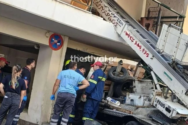 Θεσσαλονίκη: Γερανός "μπούκαρε" σε μπαλκόνι διαμερίσματος [εικόνες]