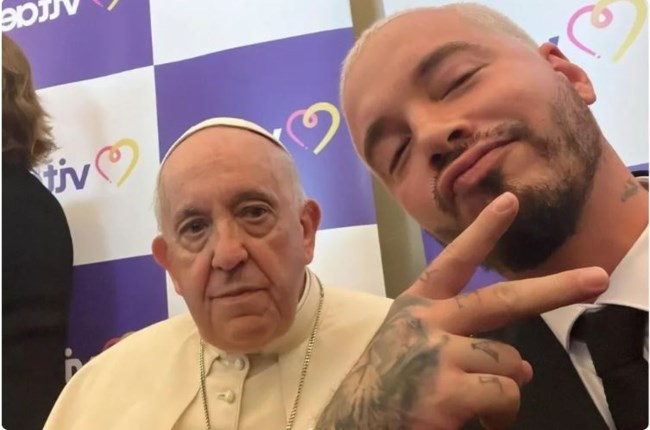 J Balvin: Ο πρίγκιπας της ρεγκετόν μουσικής έβγαλε selfie με τον...Πάπα [Εικόνες]