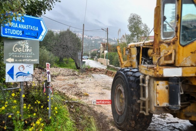 Πλημμύρες στην Κεφαλονιά: Με ταχύπλοο μέσα στις... ελιές η βοήθεια στους πληγέντες [εικόνες - βίντεο]