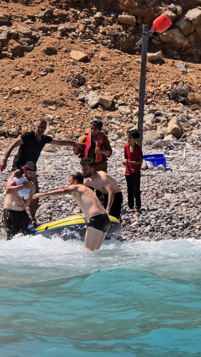 Συγκλονιστικό βίντεο από τη διάσωση του "Ιωνά", ενός προσφυγόπουλου 50 ημερών, στην Τήλο