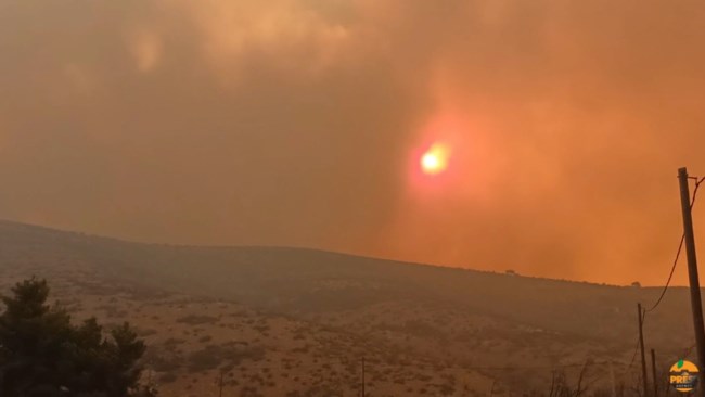 Φωτιά στην Αττική: Σεληνιακό το τοπίο στην Πεντέλη - "Μαύρη" ανατολή από τους καπνούς [βίντεο]