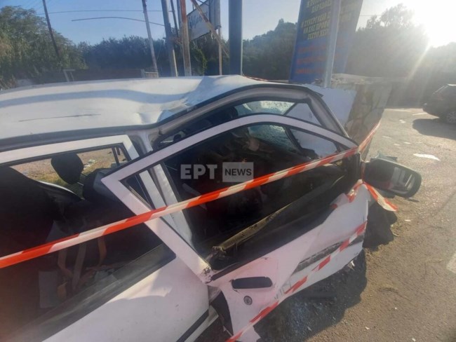 Σοβαρό τροχαίο στη λεωφόρο Αθηνών - Σουνίου: Αυτοκίνητο καρφώθηκε σε τοίχο [εικόνες]