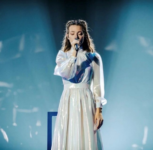 Eurovision 2022: Με μεταξωτή δημιουργία Celia Kritharioti η Αμάντα Γεωργιάδη - Σαν αερικό [εικόνες]