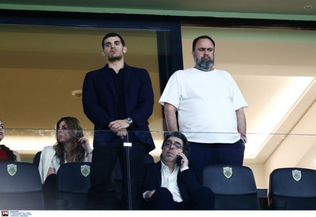 Η Αθανασία Μαρινάκη αγχωμένη μαζί με τις κόρες της στην Opap Arena: Η σπάνια εμφάνιση της Ειρήνης και της Ελένης Μαρινάκη