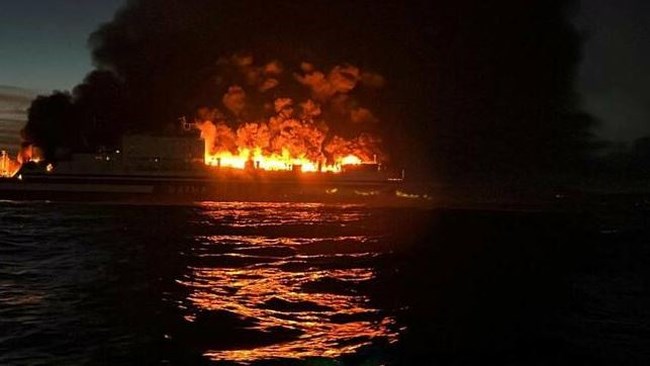 Φωτιά σε πλοίο στην Κέρκυρα: Οι συγκλονιστικές στιγμές διάσωσης των επιβατών από το ιταλικό πλοίο [εικόνες - βίντεο]