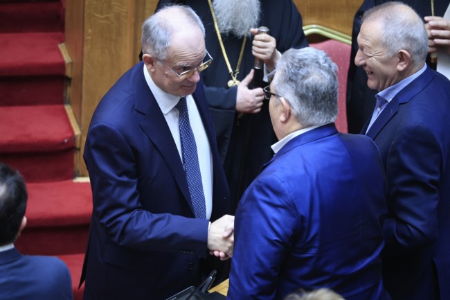 Οι χειραψίες με αρχηγούς των κομμάτων