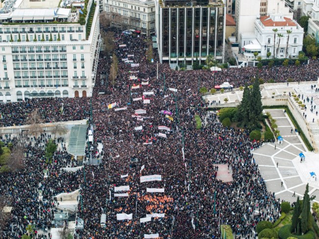 Τέμπη: Δείτε το εντυπωσιακό πλήθος που πλημμύρισε τις πόλεις της Ελλάδας - 200.000 στο Σύνταγμα, λέει η ΕΛΑΣ [Εικόνες]