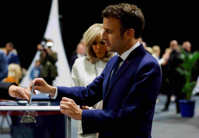 Σαφές προβάδισμα του Μακρόν στην ψήφο των Γάλλων του εξωτερικού - Μπροστά η Λε Πεν στα υπερπόντια διαμερίσματα