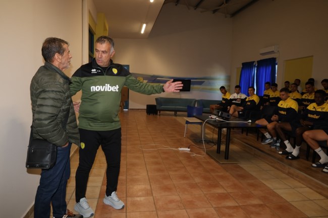 Συγκίνηση: Ο Γιάννης Πετράκης αποχαιρετά τους παίκτες του Παναιτωλικού - Με δάκρυα στα μάτια το "αντίο" [εικόνες, βίντεο]