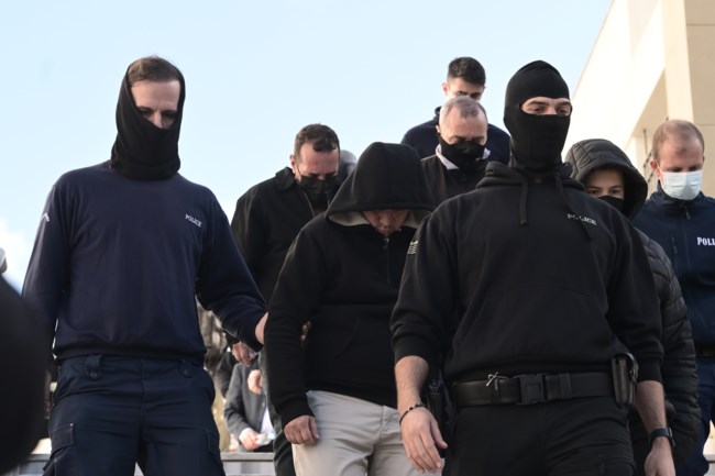Δίκη για τη 12χρονη στον Κολωνό: Πρώτη μάρτυρας θα καταθέσει η θεία της, διαδηλωτές φώναζαν συνθήματα υπέρ της μητέρας