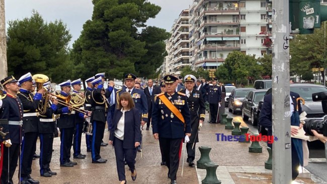 Θεσσαλονίκη: Έπαρση της σημαίας στον Λευκό Πύργο, παρουσία Σακελλαροπούλου [βίντεο]