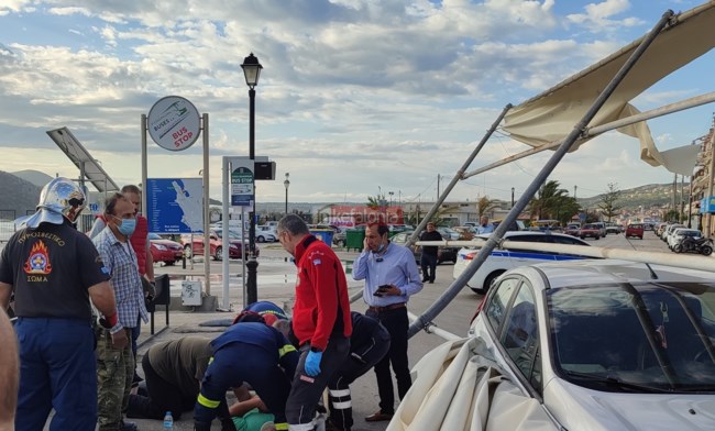 Κεφαλονιά: Οι θυελλώδεις άνεμοι ξήλωσαν το στέγαστρο στο λιμάνι Αργοστολίου - Τρεις τραυματίες