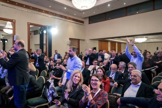 Ενταση στο συνέδριο της ΚΕΔΕ: "Κάτσε κάτω Χάρη" - Οριακή επικράτηση της ΝΔ έναντι της παράταξης Δούκα [βίντεο]