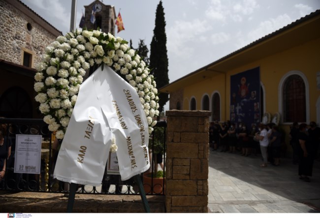 Θεσσαλονίκη: Ανείπωτος πόνος στην κηδεία της 14χρονης κόρης του ιερέα που πέθανε μετά από επέμβαση γαστρικού δακτύλιου