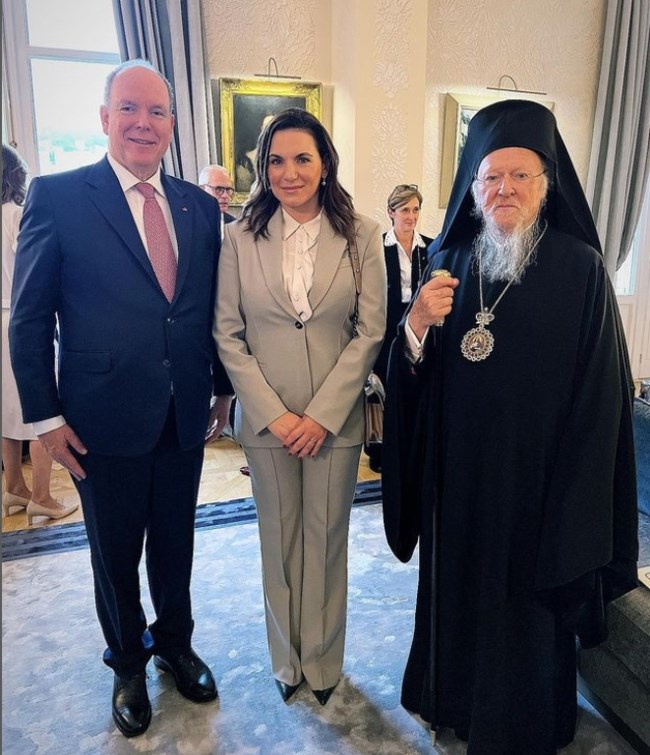 Όλγα Κεφαλογιάννη: Η στιλάτη εμφάνιση με γκρεζ κοστούμι στο Μονακό δίπλα στον πρίγκιπα Αλβέρτο