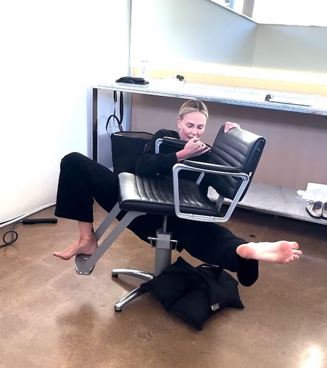 Σαρλίζ Θερόν: Τα απίστευτα ακροβατικά της σε μία καρέκλα - "Ήταν τόσο εύκολο, παιδιά"