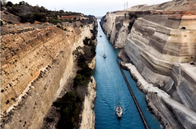 Επαναλειτουργεί η Διώρυγα της Κορίνθου: Οι πρώτες διελεύσεις πλοίων - Εντυπωσιακές εικόνες