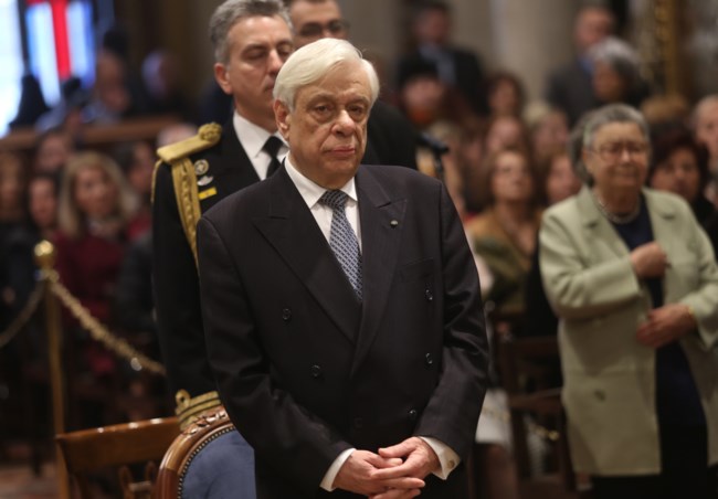 Παυλόπουλος και υπουργοί αψήφησαν τον κορονοϊό και πήγαν εκκλησία