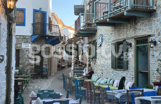 Στάθης Παναγιωτόπουλος: Άπραγος κάθεται έξω από το άδειο μαγαζί του στην Αλόννησο, μέσα Αυγούστου [Εικόνες]
