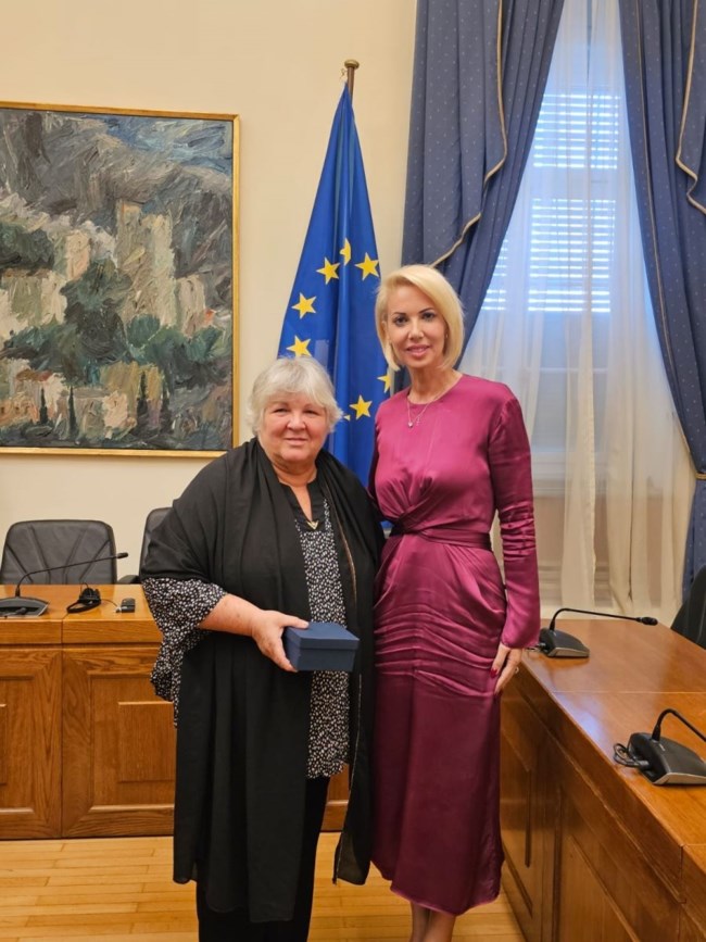 Η Κατερίνα Μονογυιού (ΝΔ) κάλεσε την κόρη του Τσε Γκεβάρα να επισκεφθεί τη Μύκονο [εικόνες]
