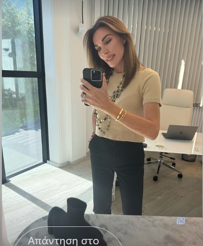 Τατιάνα Στεφανίδου: Ποζάρει με classic office look και πολλά αξεσουάρ μέσα στο πολυτελές ασπρόμαυρο γραφείο της