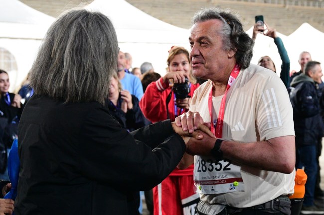 Συγκίνηση στον 42ο Μαραθώνιο: Αυτός είναι ο τελευταίος που τερμάτισε - Αποθέωσαν τον 67χρονο συνταξιούχο [βίντεο]