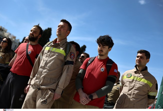 Διαμαρτυρία εποχικών πυροσβεστών στο Σύνταγμα: Με μαύρα περιβραχιόνια στο μπράτσο ως ένδειξη πένθους [εικόνες]
