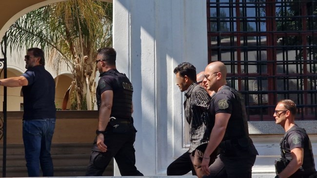 Δολοφονία 27χρονης στην Κω: "Δεν έκανα τίποτα" λέει ο 32χρονος βασικός ύποπτος - Με χειροπέδες στον ανακριτή [Εικόνες]