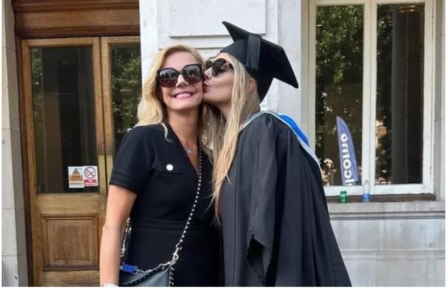 Έμυ Λιβανίου: Περήφανη στην αποφοίτηση της κούκλας κόρης της, Αλεξάνδρας Λιβανίου, στο Λονδίνο