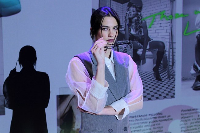 "Anna-X": Η απίστευτη κι όμως αληθινή ιστορία της Άννα Σορόκιν που ξεγέλασε την ελίτ της Νέας Υόρκης έγινε μια συναρπαστική παράσταση με τους Αναστασία Παντούση και Γιώργο Νούση